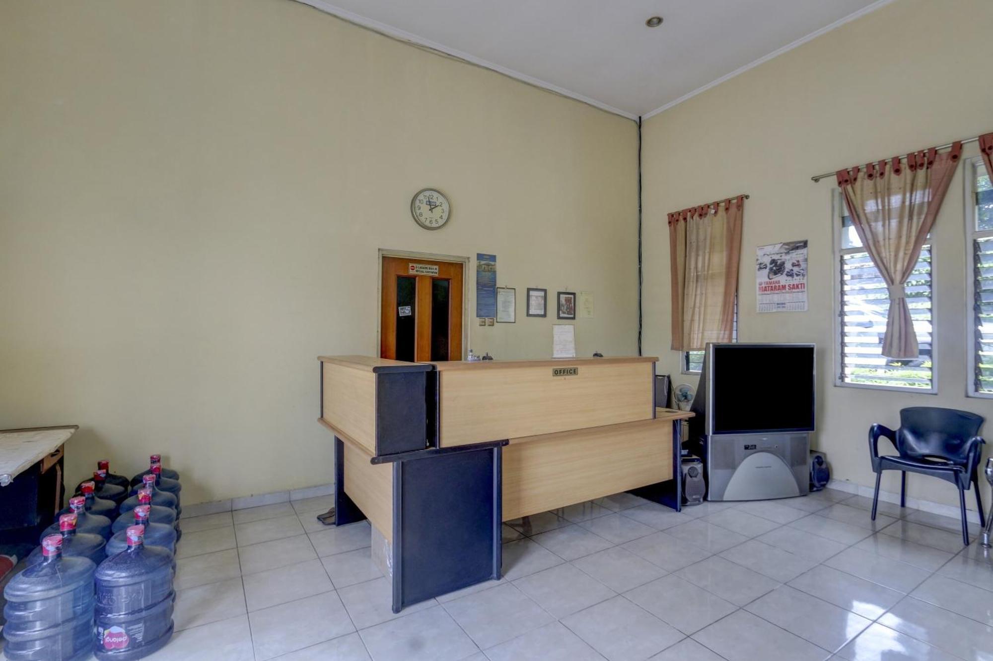 Oyo Life 90159 Puri Asoka Guest House Semarang Exterior photo