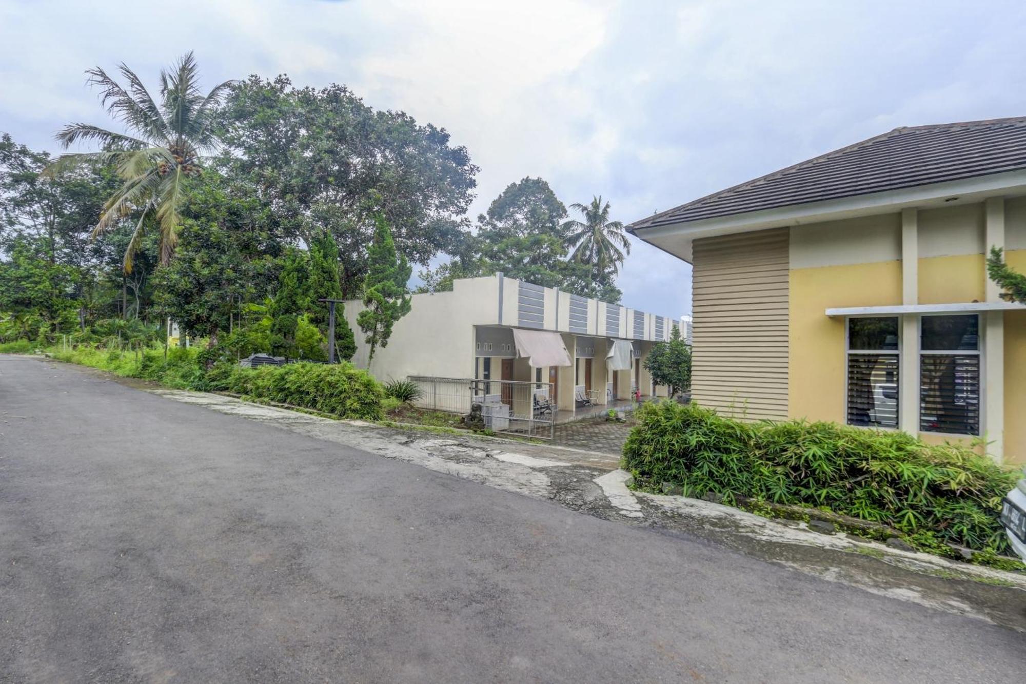 Oyo Life 90159 Puri Asoka Guest House Semarang Exterior photo