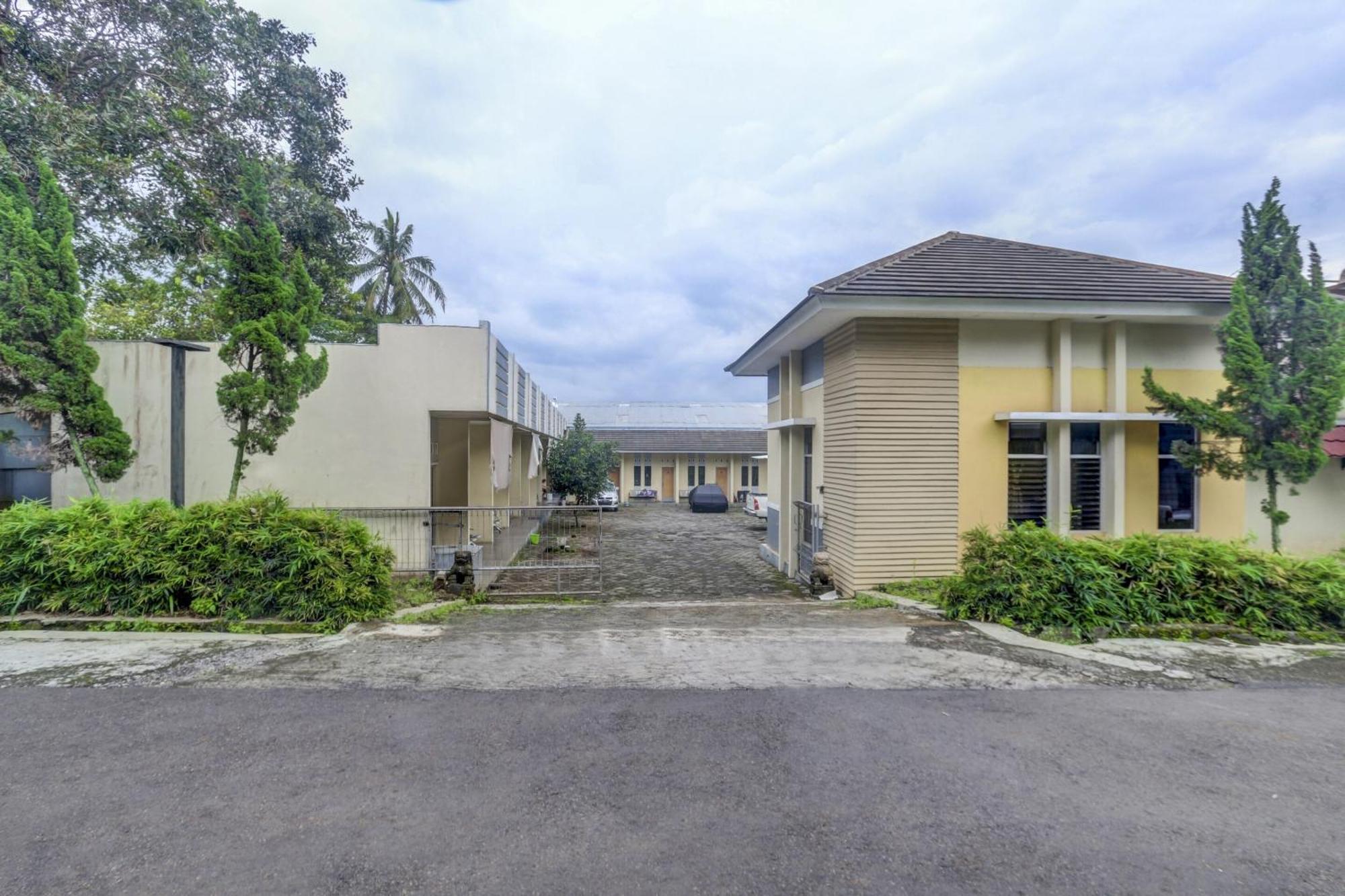 Oyo Life 90159 Puri Asoka Guest House Semarang Exterior photo
